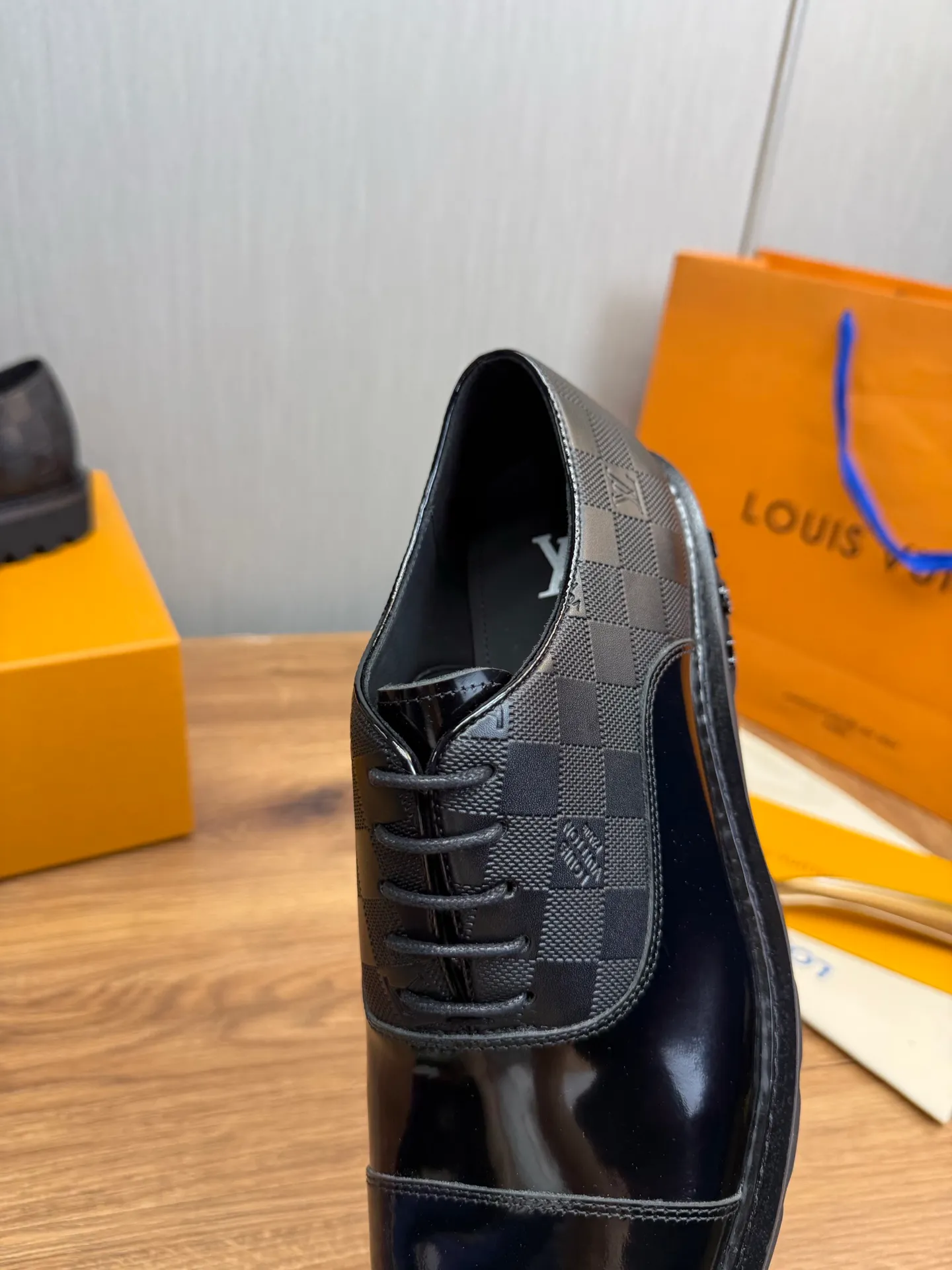 Men's shoes 💰900💰 LV. Men's casual lace-up leather shoes, the latest hot style 🔥 1:1 original purchase quality, top quality goods ⬆️The upper is imported open-edge beaded cowhide, cowhide, and cow suede. The hand-made three-dimensional stitching highlights the round toe design. The inner foot pads are all imported cowhide, with the original wear-resistant foam outsole, matching code 39-44, (38, 45 custom-made, non-refundable)
